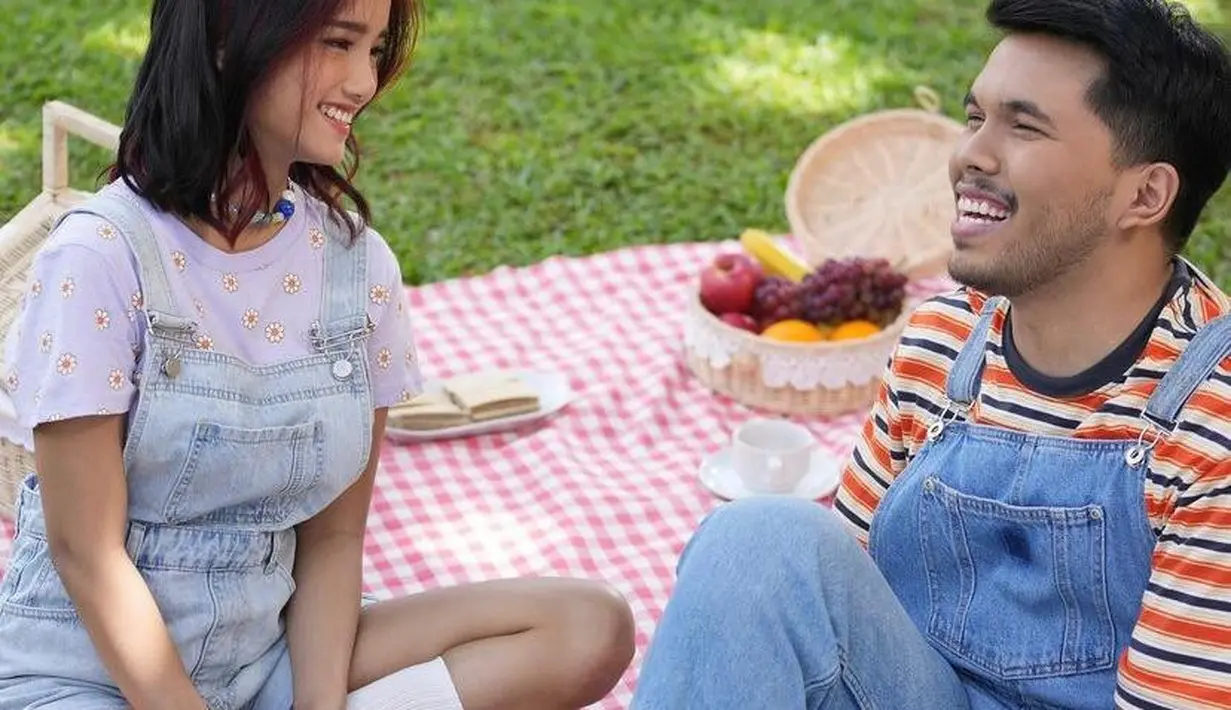 Kala piknik, keduanya terlihat serasi mengenakan  jumpsuit jeans dan kaus berwarna-warni. @fuji_an.