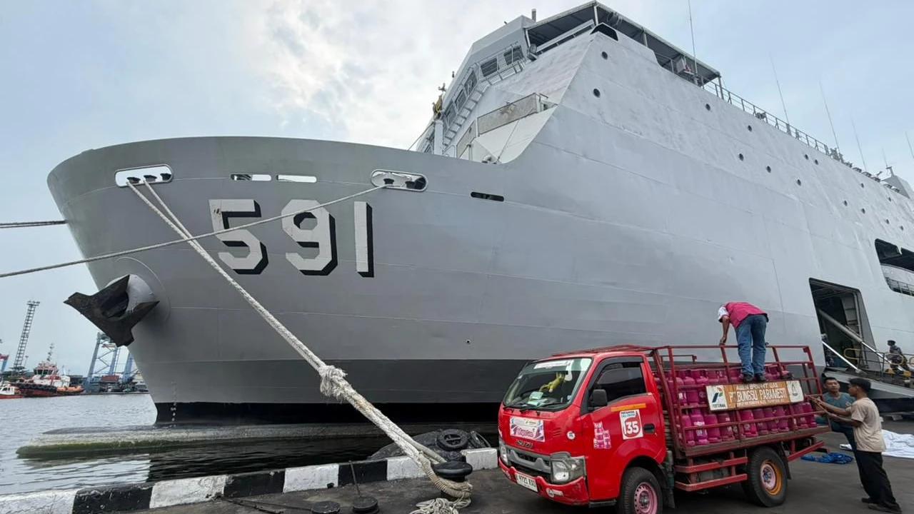 TNI AL Kembali Kerahkan KRI, Embarkasikan Logistik hingga Tabung Gas buat Korban Banjir Sumatra