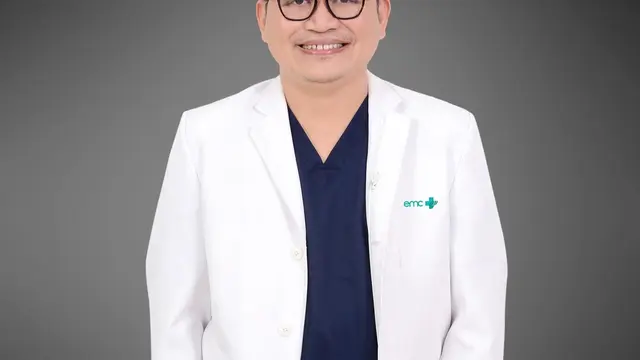 Spesialis Kebidanan dan Kandungan dari Rumah Sakit EMC Tangerang, dr. Kondang Usodo, Sp.OG.