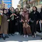 Perempuan Afganistan menggelar protes di jalanan Kota Kabul untuk menandai Hari Perempuan Internasional, menyerukan komunitas global untuk melindungi warga Afghanistan. (AP)