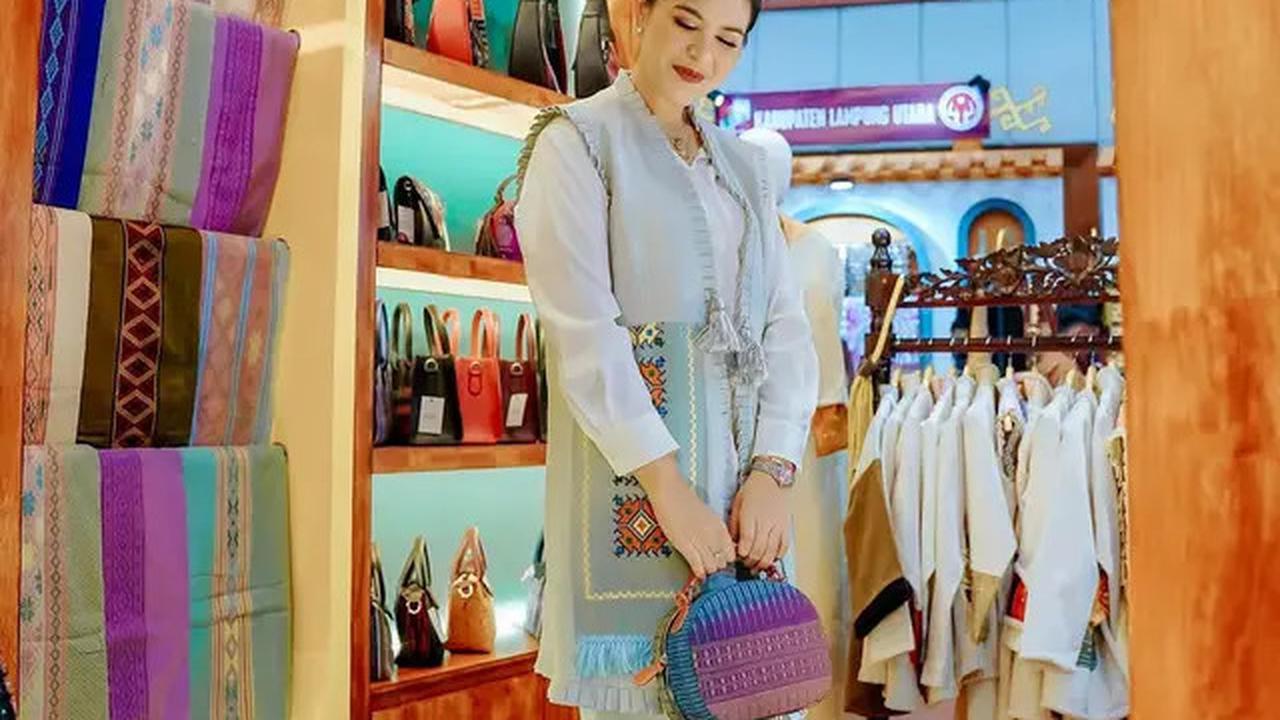 OOTD Kece Kahiyang Ayu Padukan Heels Rp20 Jutaan dengan Busana Etnik Karya Desainer Lokal