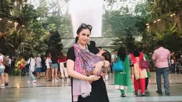 Kehadiran anak pertamanya ini menjadi momen paling membagiakan bagi Momo Geisha, salah satu momen unik terjadi saat Momo menggendong si buah hatinya dengan kain jarik saat berada di Bandara Singapore. (Liputan6.com/IG/@therealmomogeisha)