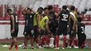 Pemain Persija Jakarta, Bambang Pamungkas, membasahi kepalanya saat jeda latihan di SUGBK, Jakarta, Jumat (2/8). Jelang menghadapi Arema FC, Macan Kemayoran gelar latihan tertutup. (Bola.com/YoppyRenato)