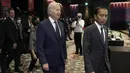 Presiden Amerika Serikat, Joe Biden (kiri) berjalan bersama Presiden Indonesia Joko Widodo atau Jokowi selama pembukaan Konferensi Tingkat Tinggi atau KTT G20 hari pertama di Nusa Dua, Bali, Selasa (15/11/2022). (AP Photo/Dita Alangkara, Pool)