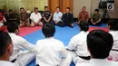 Menpora Imam Nahrawi (ketiga kanan) berbincang dengan tim karate Indonesia di Kawasan Permata Hijau, Jakarta, Jumat (9/6). Menpora melakukan diskusi dengan sejumlah atlet pelatnas karate Indonesia. (Liputan6.com/Helmi Fithriansyah)