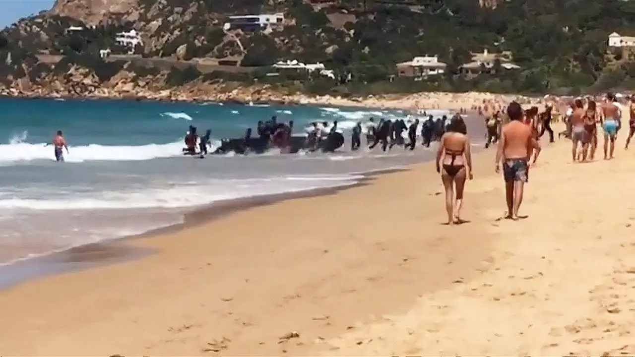 Detik-Detik Turis di Pantai Dikagetkan Rombongan Pencari Suaka