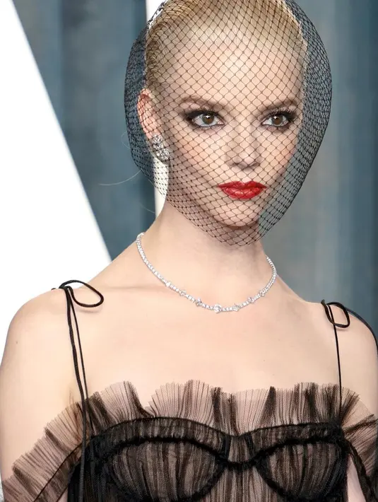 Sedangkan Anya Taylor-Joy mengenakan set perhiasan platinum dengan berlian berkilau. Perhiasan tersebut menambah kemewahan penampilannya pada pesta Vanity Fair Oscar. Tiffany & Co. berhasil hadirkan kemewahan sempurna pada tottal look dirinya.
