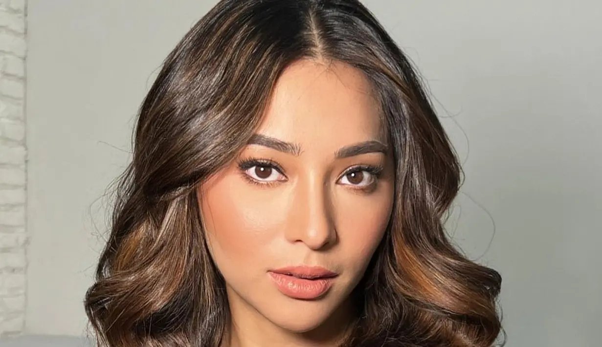 Penampilan Nikita Willy dengan rambut yang berwarna highlight keemasan. Rambutnya ditata ikal, serta berpadu sempurna dengan makeup flawless yang sedang dikenakan Nikita. [Foto: Instagram/hairbyranggayusuf]