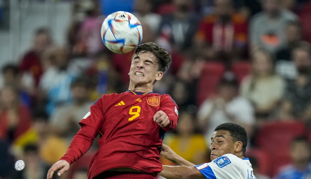 Gelandang Spanyol, Gavi berebut bola udara dengan pemain Kosta Rika, Jewison Bennette pada pertandingan grup E Piala Dunia 2022 Qatar di Stadion Al Thumama di Doha, Qatar, Rabu (23/11/2022). Spanyol menang atas Kosta Rika dengan skor. (AP Photo/Francisco Seco)