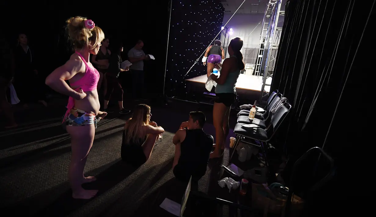 Penari bersiap mengikuti kejuaran Pacific Pole 2017 di Convention Center di Los Angeles, California (8/4). Pole dancing sekarang telah tumbuh menjadi sebuah gaya hidup sehat di masyarakat urban. (AFP Photo/Mark Ralston)
