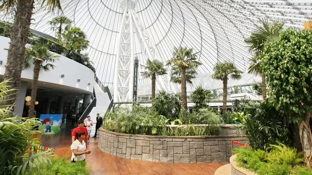 Penduduk lokal Kazakhstan berjalan di dalam tenda Khan Shatyr yang baru di Astana pada tanggal 14 Juli 2010. Arsitek Inggris Foster and Partners telah merancang kompleks perbelanjaan dan hiburan Khan Shatyr yang baru di Astana sebagai tenda besar, setingg