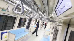 Suasana penumpang di dalam rangkaian gerbong (trainset) LRT Jabodebek saat melintas di Jakarta, Kamis (6/7/2023). (Liputan6.com/Herman Zakharia)