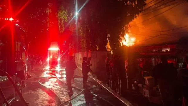 Pasar Taman Puring, Jakarta Selatan dilanda kebakaran hebat pada Senin malam, Senin (28/7/2025).