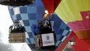 Pasangan pengantin berada di balon udara saat mengikuti Festival Love Cup 2016 di Jekabpils, Latvia (14/2). Sebanyak 50 pasangan pengantin dibagi dalam 27 balon udara terbang bersama mengikat janji cinta mereka. (REUTERS/Ints Kalnins)