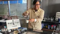 Owner Kopi Tugu by Garuda, Boy Tarigan, saat menyajikan kopi pasir (Reza Efendi/Liputan6.com)