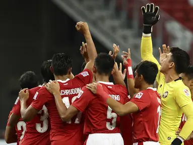 Timnas Indonesia memang takluk 0-4 di leg pertama Final Piala AFF 2020 dari Thailand. Namun, berhentilah meratapi kekalahan tersebut karena masih ada leg kedua. Kita patut bangga, 3 pemain Garuda dinominasikan sebagai pemain muda terbaik. Berikut daftar lengkapnya. (AP/Suhaimi Abdullah)