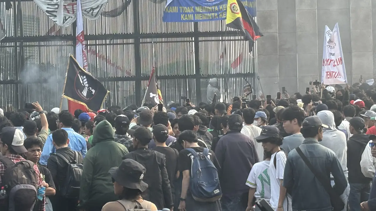 Demo Mahasiswa di DPR Memanas, Pagar Dirusak dan Ban Dibakar