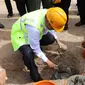 Wali Kota Pariaman Genius Umar meletakan batu pertama pembangunan Perpustakaan Pariaman, Sumbar,&nbsp;pada Rabu (28/12/2022). (Liputan6.com/ Ist)