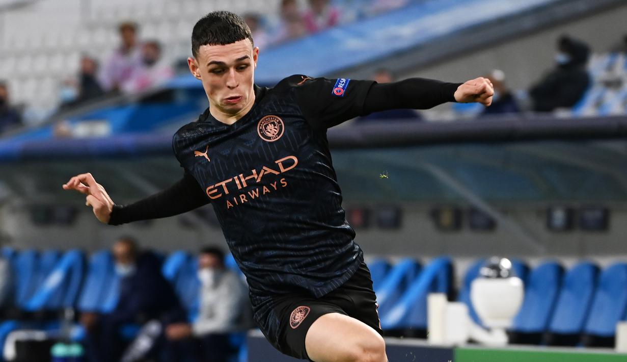 4. Phil Foden (20 tahun) - Phil Foden tampil menawan sebagai pemain gelandang bersama Manchester City. Foden juga tercatat talenta muda berbakat saat membela Timnas Inggris U-17 dengan catatan 13 gol dari 23 penampilannya. (AFP/Christophe Simon)