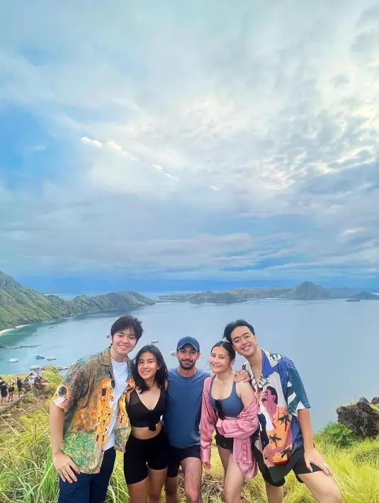 Tidak sendiri, Prilly Latuconsina liburan bersama Reza Rahardian dan rekan artis lainnya [@prillylatuconsina96]