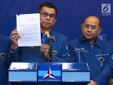 Sekjen Partai Demokrat, Hinca IP Pandjaitan XIII (tengah) menunjukkan surat dari Susilo Bambang Yudhoyono (SBY), Jakarta, Kamis, (28/2). SBY berpesan agar para kader dan caleg tetap solid dalam masa kampanye Pemilu 2019. (Liputan6.com/Helmi Fithriansyah)