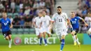 Di babak kedua, Belgia tak terlalu main ngotot lagi. Akan tetapi Estonia juga tetap kesulitan membongkar pertahanan Belgia.  Belgia mampu cetak gol tambahan ketiga.  (AP Photo/Pavel Golovkin)