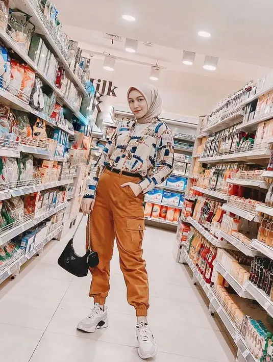 Tetap stylish meski hanya ke supermarket terdekat, kamu bisa padukan jogger pants model cargo dengan kemeja bermotif abstrak. (Instagram/melodyprima).