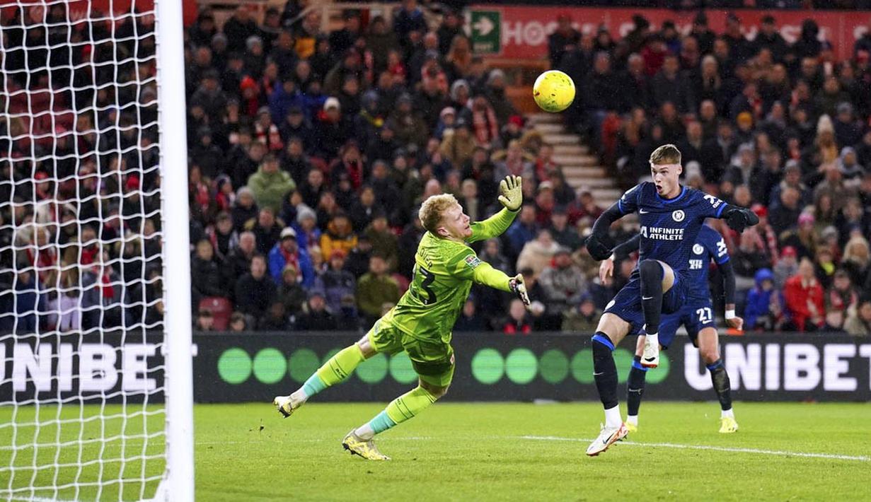 Pemain Chelsea, Cole Palmer, berusaha mencetak gol ke gawang Middlesbrough dalam laga leg pertama semifinal Carabao Cup 2023/2024 yang digelar di Riverside Stadium, Rabu (10/1/2024). Chelsea tampil dominan dan memiliki sederet peluang. Namun sayang belum ada yang berbuah gol. (PA via AP/Owen Humphreys)
