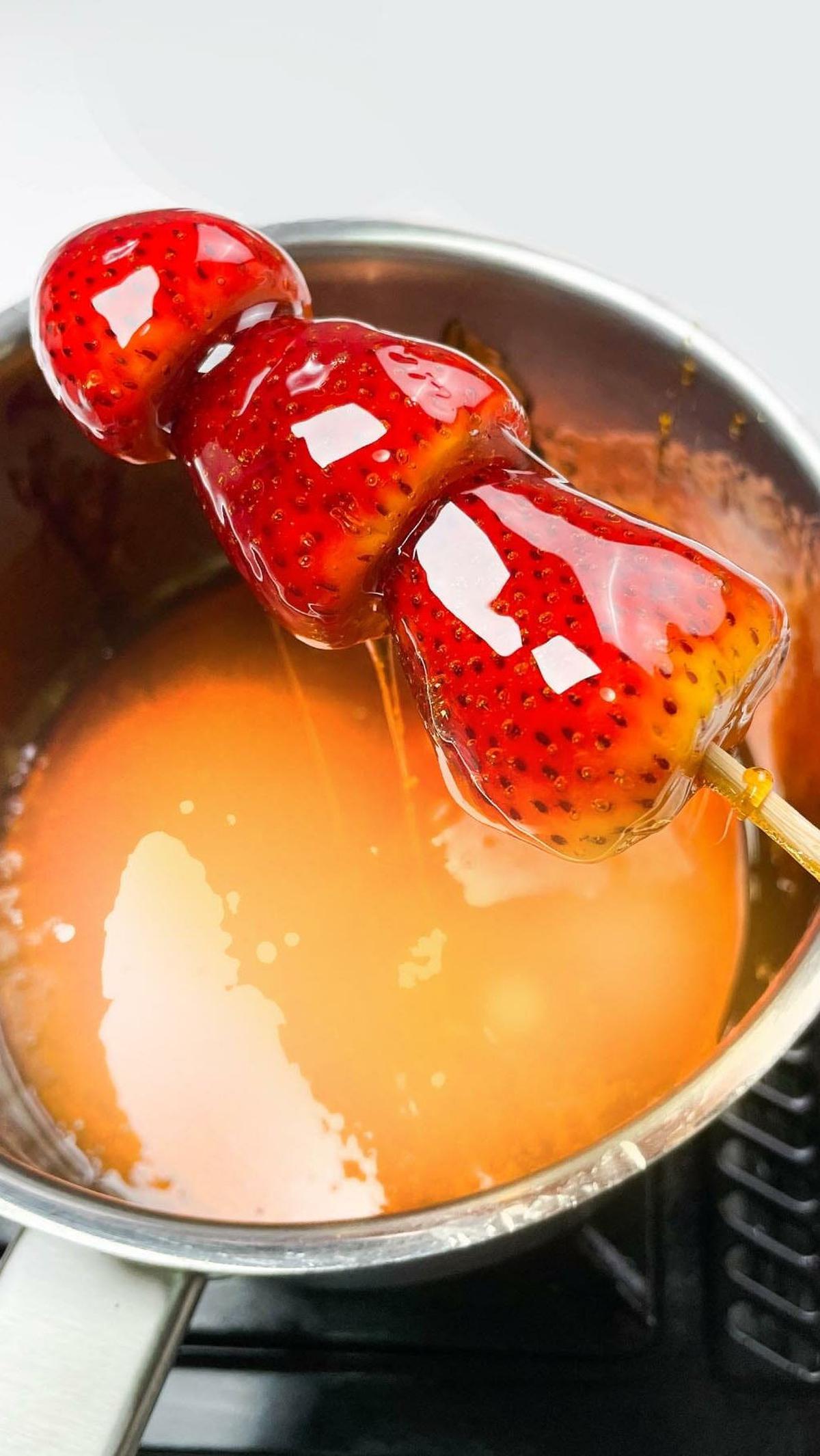 Tanghulu adalah camilan tradisional Tiongkok Utara yang terbuat dari buah segar yang ditusuk dan dicelupkan ke dalam sirup gula sederhana yang cepat mengeras, menghasilkan cangkang padat yang menyelimuti buah-buahan tersebut. Tanghulu memiliki tekstur yan