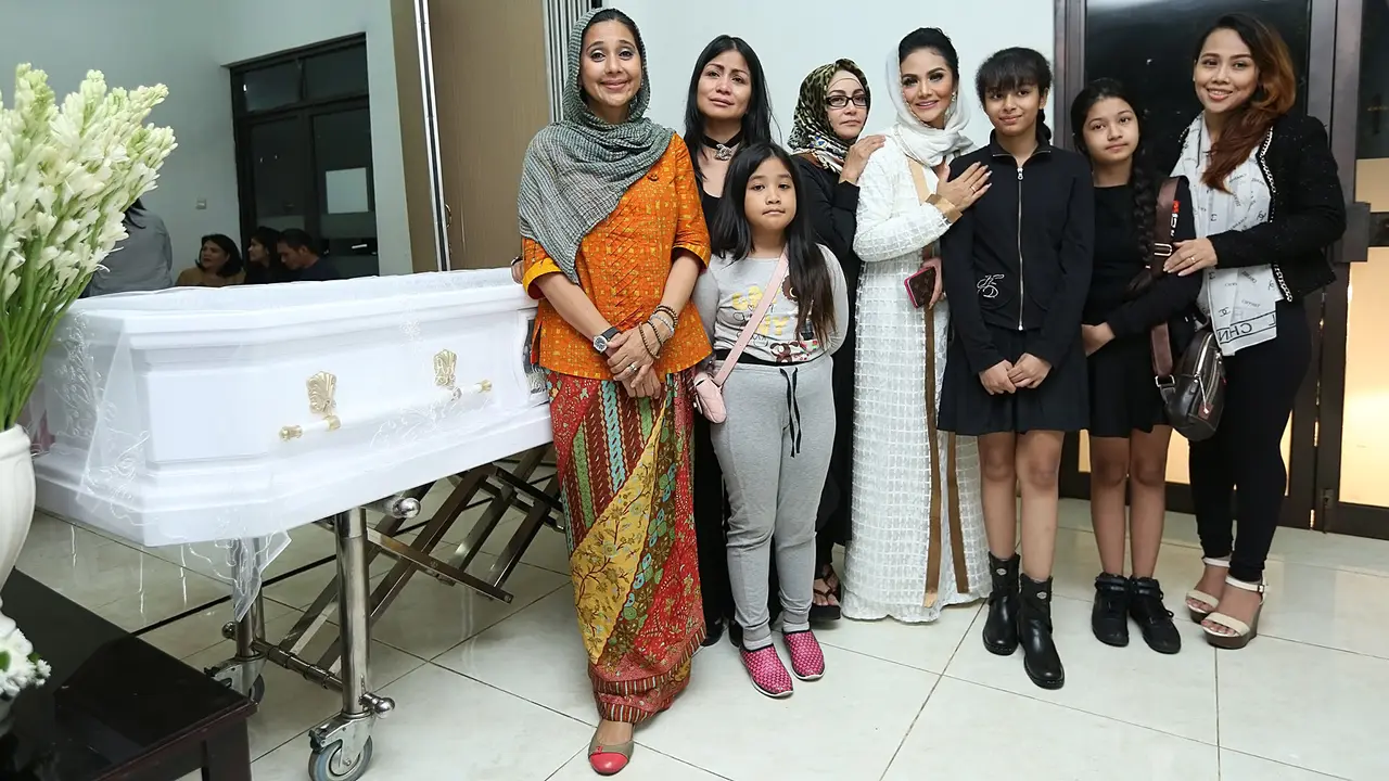 [Bintang] Yana Zein Meninggal Dunia