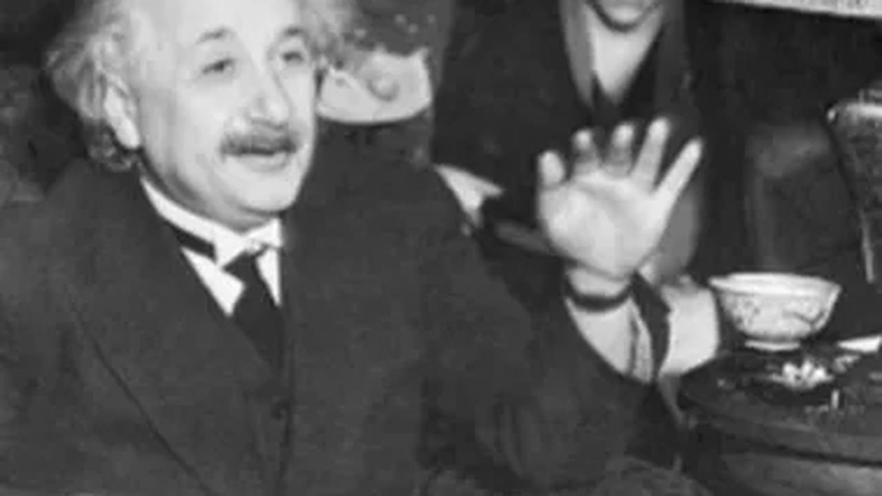 Karena itu adalah catatan tulisan tangan Einstein, kini telah terjual di rumah lelang Winner di Yerusalem pada 2017.