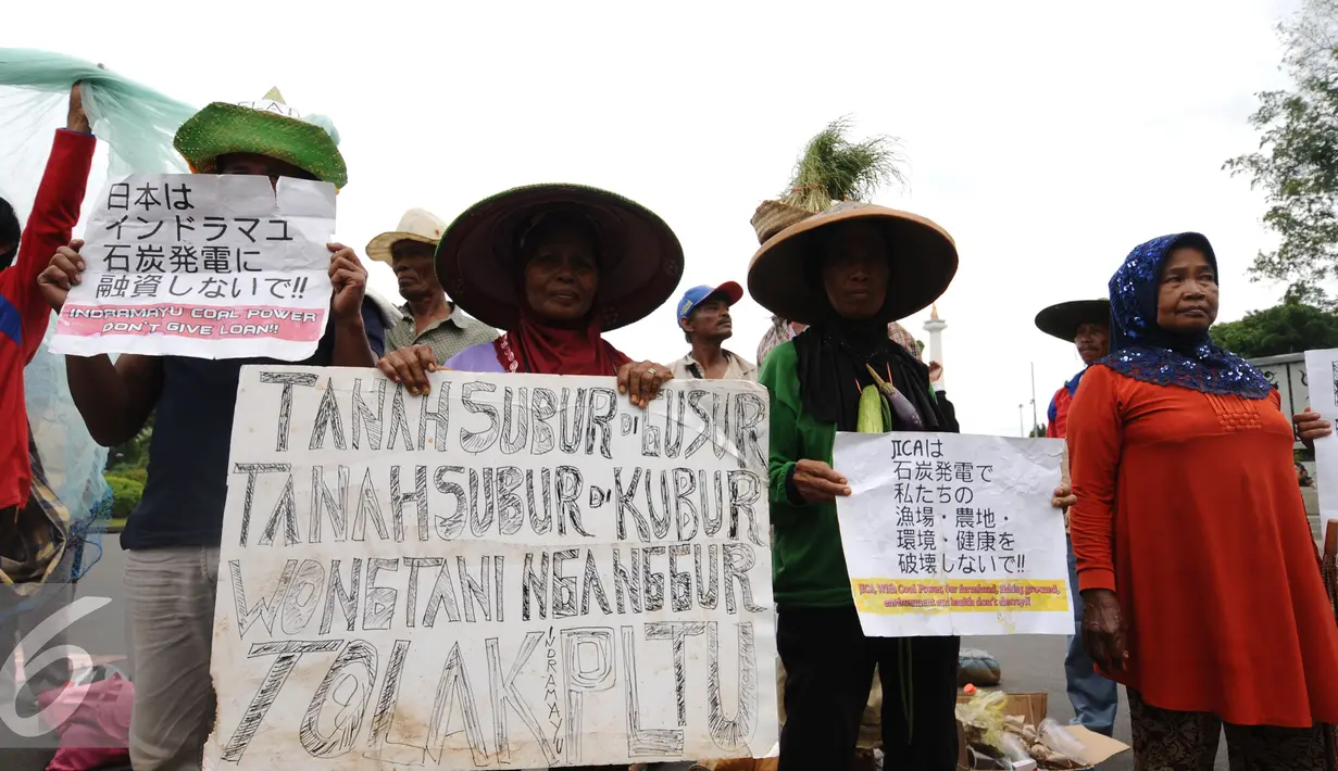 Beberapa warga mengangkat tulisan saat melakukan unjuk rasa di depan Istana Negara, Jakarta, Senin (17/1). Dalam aksinya, mereka menolak pembangunan mega proyek Pembangkit Listrik Tenaga Uap (PLTU) di Cirebon. (Liputan6.com/Helmi Fithriansyah)