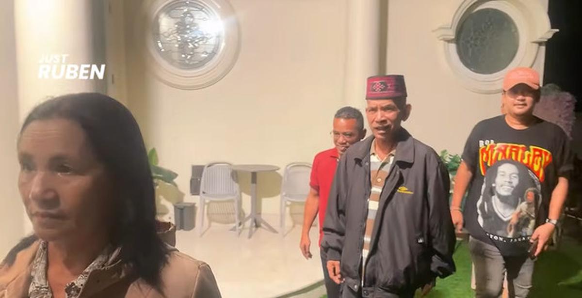 7 Potret Betrand Peto Bertemu Keluarga dari NTT, Sebut Rindu yang Terobati