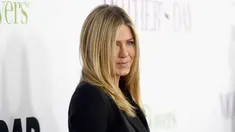 Aktris Jennifer Aniston tampil cantik dengan mini dress berwana hitam saat menghadiri premiere film " Mothers Day" di TCL Chinese Theatre IMAX di Hollywood, California, USA (14/4). (AFP PHOTO/Kevin Musim Dingin)