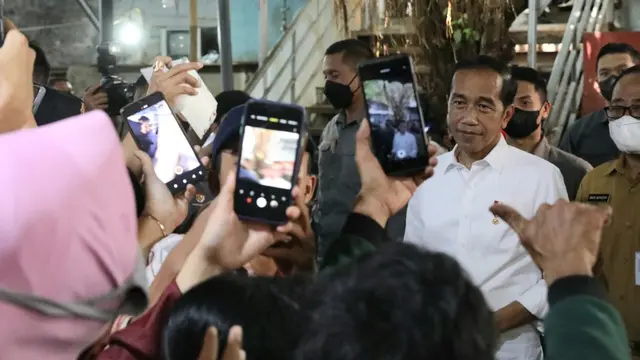 Gubernur Jateng Ganjar Pranowo mendampingi Presiden Jokowi di Pasar Peterongan, Semarang, Jawa Tengah. (Foto: Liputan6.com/Pemprov Jateng)