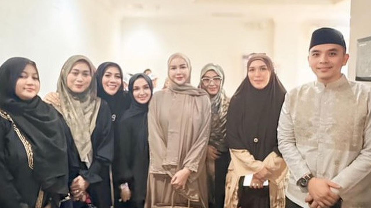 4 Potret Aura Kasih Tampil Anggun Berhijab di Acara Kajian, Panen Komentar Positif