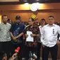 Anggota Komisi III DPR RI Akbar Faisal (batik cokelat) bersama tersangka dugaan pencemaran nama baik, Fajar (batik biru). (Liputan6.com/Taufiqurrochman)