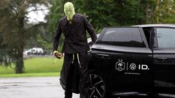 Bek timnas Prancis, Ibrahima Konate, tiba untuk ambil bagian dalam persiapan tim untuk pertandingan kualifikasi Liga Bangsa-Bangsa UEFA mendatang di Clairefontaine-en-Yvelines pada 7 Oktober 2024. (FRANCK FIFE/AFP)