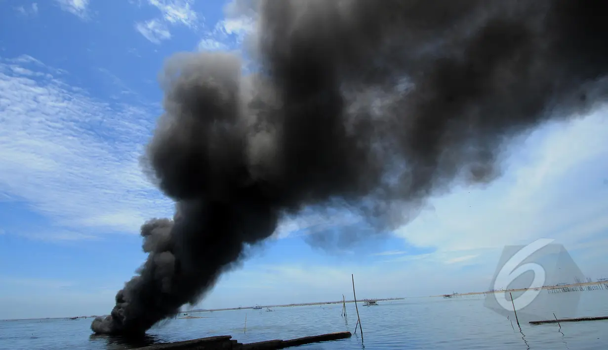 Kepulan asap masih terlihat usai petugas BNN membakar kapal 6633 pengangkut 862 kg sabu di Dadap, Tangerang, Selasa (10/3/2015). (Liputan6.com/Faisal R Syam) 