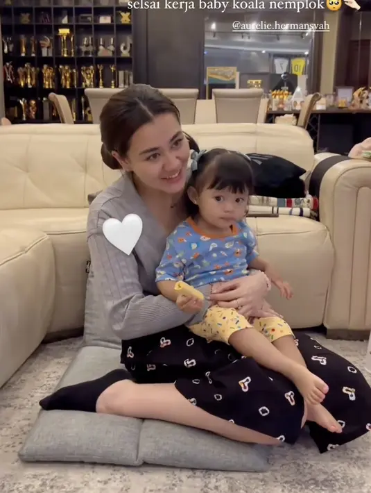 Kesederhanaan Aaliyah Massaid juga terlihat kala bermain bersama baby Ameena. Ia mengenakan celana bermotif etnik yang menggemaskan.  [Foto: instagram/ Aurel Hermansyah]