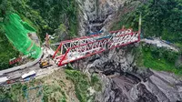 Proses penyambungan Jembatan Gladak perak mulai dilakukan dan diperkirkan dalam waktu 2 hari jembatan penghubung Kabupaten Lumajang dengan Malang itu selesai (Istimewa)