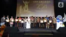 Menteri Sosial, Saifullah Yusuf (tengah) berbincang dengan Ketua Umum Yayasan Pundi Amal Peduli Kasih, Komjen Pol (Purn) Imam Sudjarwo usai berfoto bersama dengan peraih penghargaan YPP Award 2024 di Jakarta, Jumat (15/11/2024). (Liputan6.com/Helmi Fithriansyah)