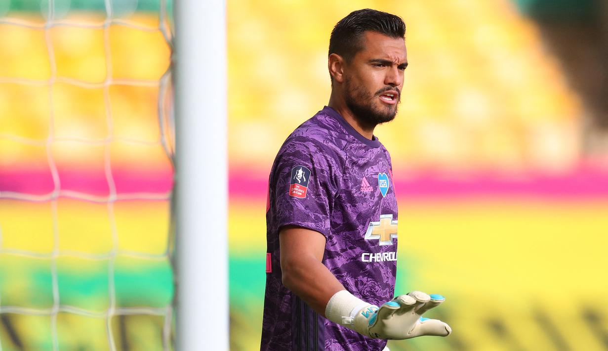 Sergio Romero. Kiper asal Argentina ini telah menginjak usia 34 tahun dan telah membela Manchester United sejak musim 2015/2016. Setelah kembalinya Dean Henderson, kini hanya menjadi kiper nomor 3 di Skuat Setan Merah dan belum sekalipun dimainkan musim ini. (AFP/Catherine Ivill/Pool)