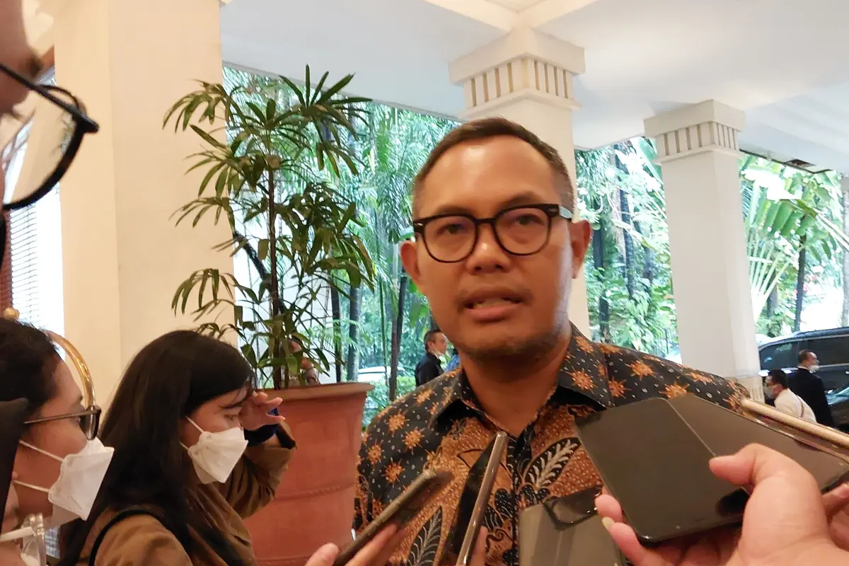 Juru Bicara Kementerian Koordinator bidang Kemaritiman dan Investasi Jodi Mahardi di Hotel Dharmawangsa, Jumat (7/10/2022). Jodi mengatakan bahwa Menko Luhut telah bertemu dengan anak usaha Tesla di AS membahas teknologi baru transportasi mobil listrik.