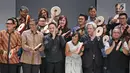 Kepala Badan Ekonomi Kreatif Triawan Munaf (ketiga kiri), dan Ketua JFW Svida Alisjahbana (ketiga kanan) memukul rebana pada pembukaan Jakarta Fashion Week 2018 di Senayan City, Jakarta, Sabtu (21/10). (Liputan6.com/Herman Zakharia)