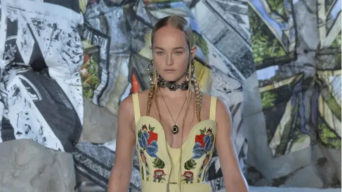 Perempuan menjadi tema dari koleksi teranyar Alexander McQueen