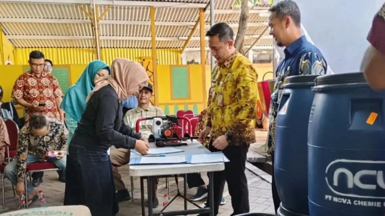 Kelurahan Susukan, Kecamatan Ciracas, Jakarta Timur membagikan sebanyak 63 tong sampah pilah sebagai lubang biopori jumbo, Kamis 16 Juli 2026.