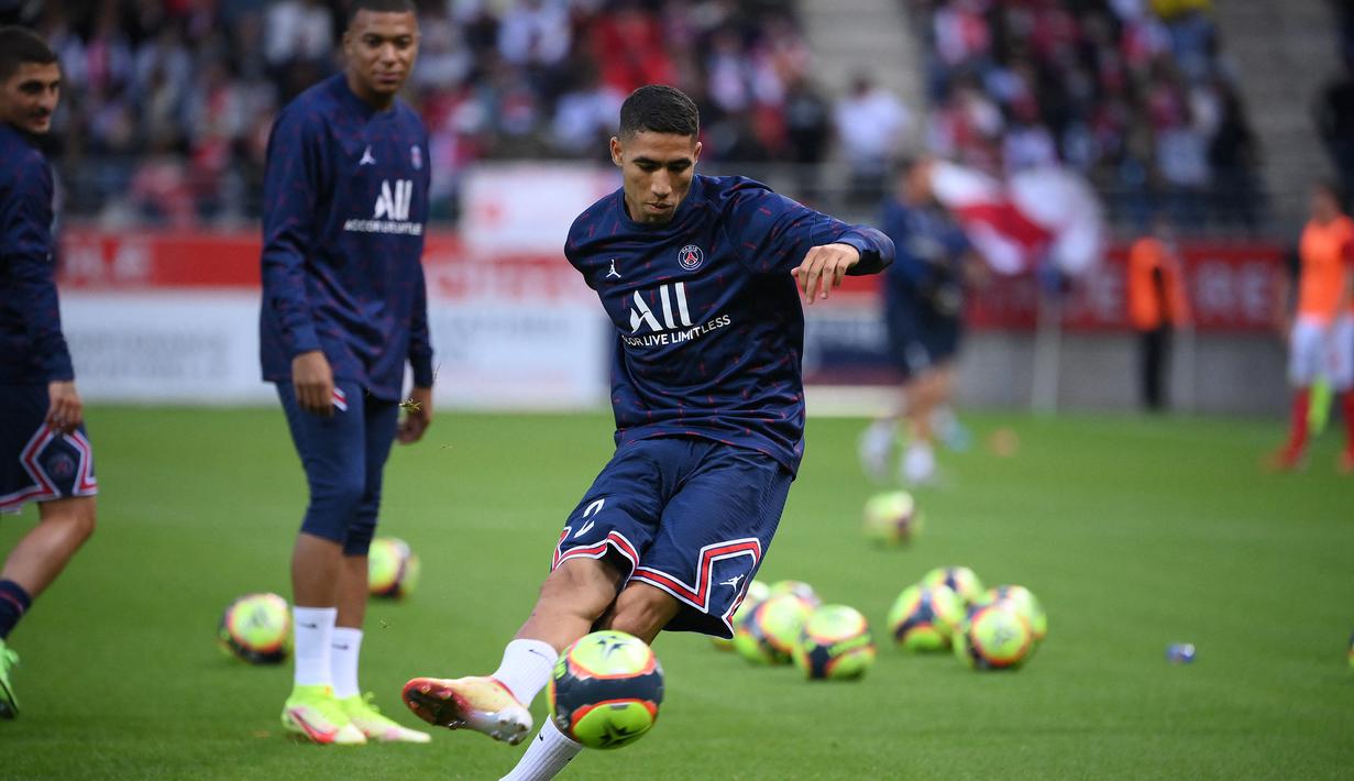 Achraf Hakimi. Bek kanan berusia 22 tahun ini didatangkan PSG dari Inter Milan senilai 60 juta euro. Ia selalu diturunkan pelatih Mauricio Pochettino di empat laga awal Liga Prancis musim ini dengan mengoleksi 1 gol. (Foto: AFP/Franck Fife)