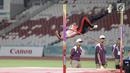 Atlet Indonesia Rizky Ghusyafa Pratama beraksi saat final lompat tinggi putra 18th Asian Games Invitation Tournament di Stadion Utama Gelora Bung Karno, Minggu (11/2). Rizky mendapat perunggu sebagai pemegang posisi ke-3. (Liputan6.com/Faizal Fanani)