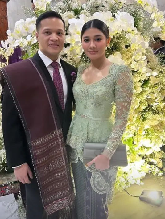 Gaya cantik elegan Naysila Mirdad ini dibalut kebaya hijau muda rancangan Rika Wirtjes. [Foto: Instagram/naymirdad]